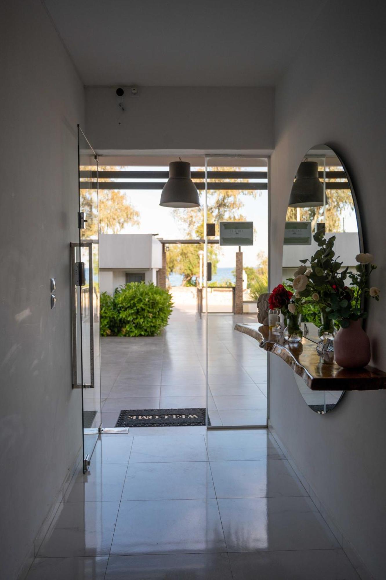 Finikas Suites & Apartments 10Min From Athens Airport Ártemida Kültér fotó