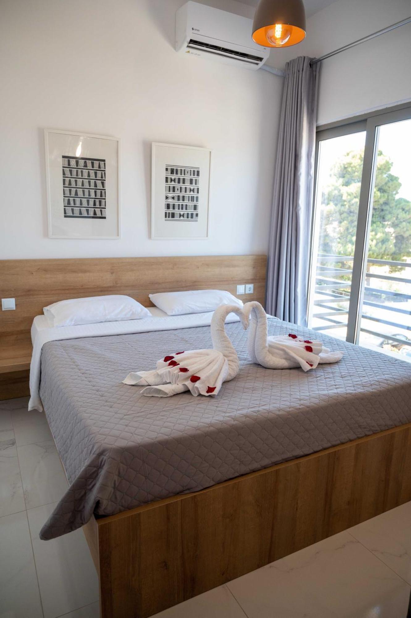 Finikas Suites & Apartments 10Min From Athens Airport Ártemida Kültér fotó