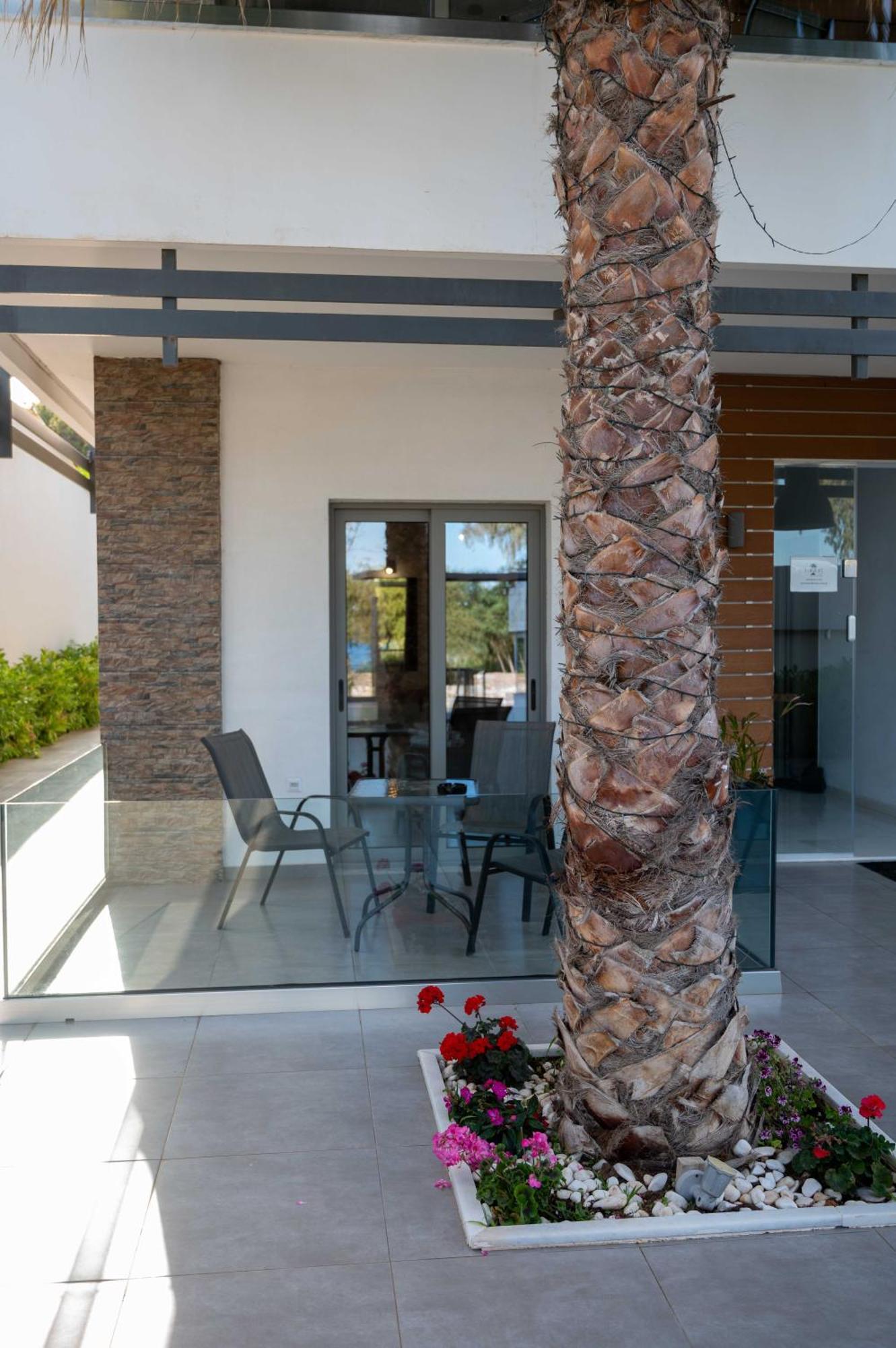 Finikas Suites & Apartments 10Min From Athens Airport Ártemida Kültér fotó